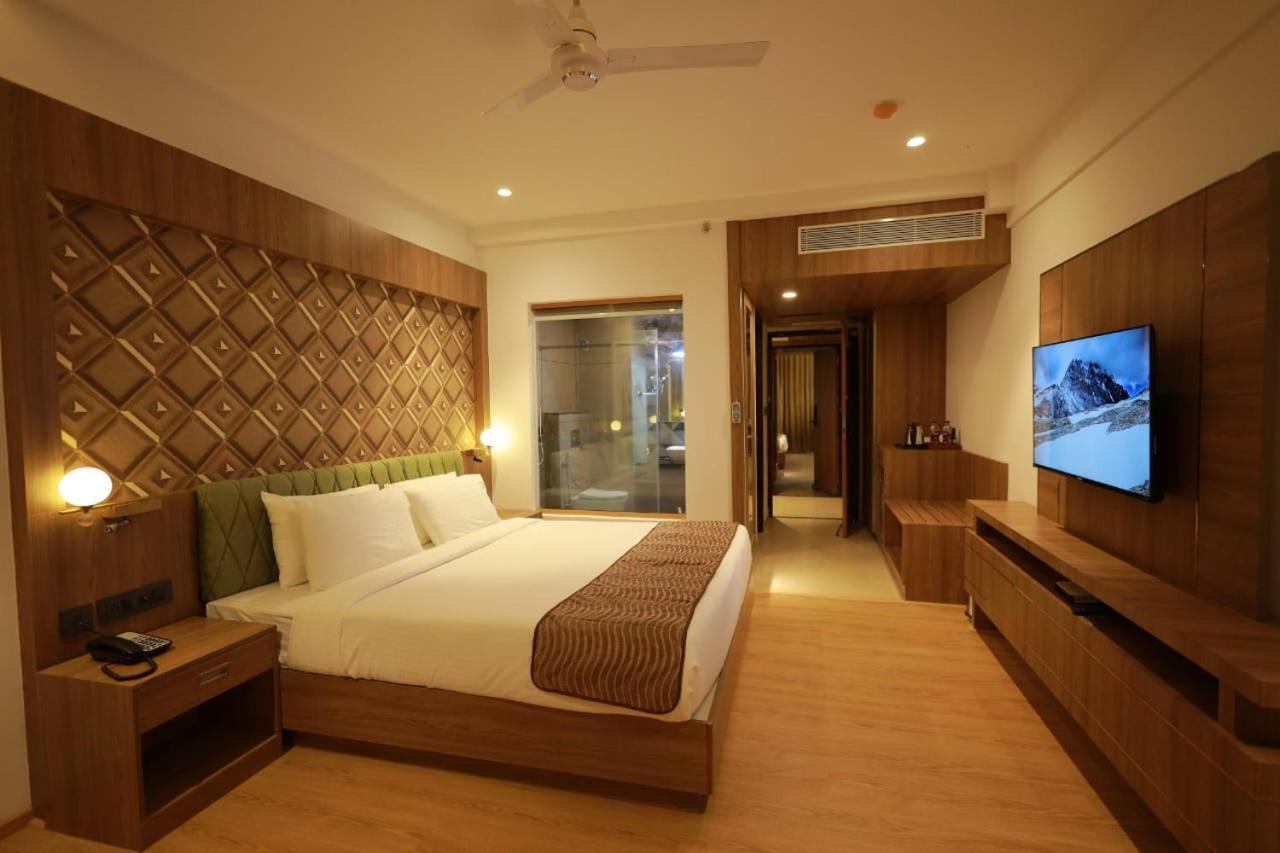 Mandarin Sky Hotel Kannur Exterior photo